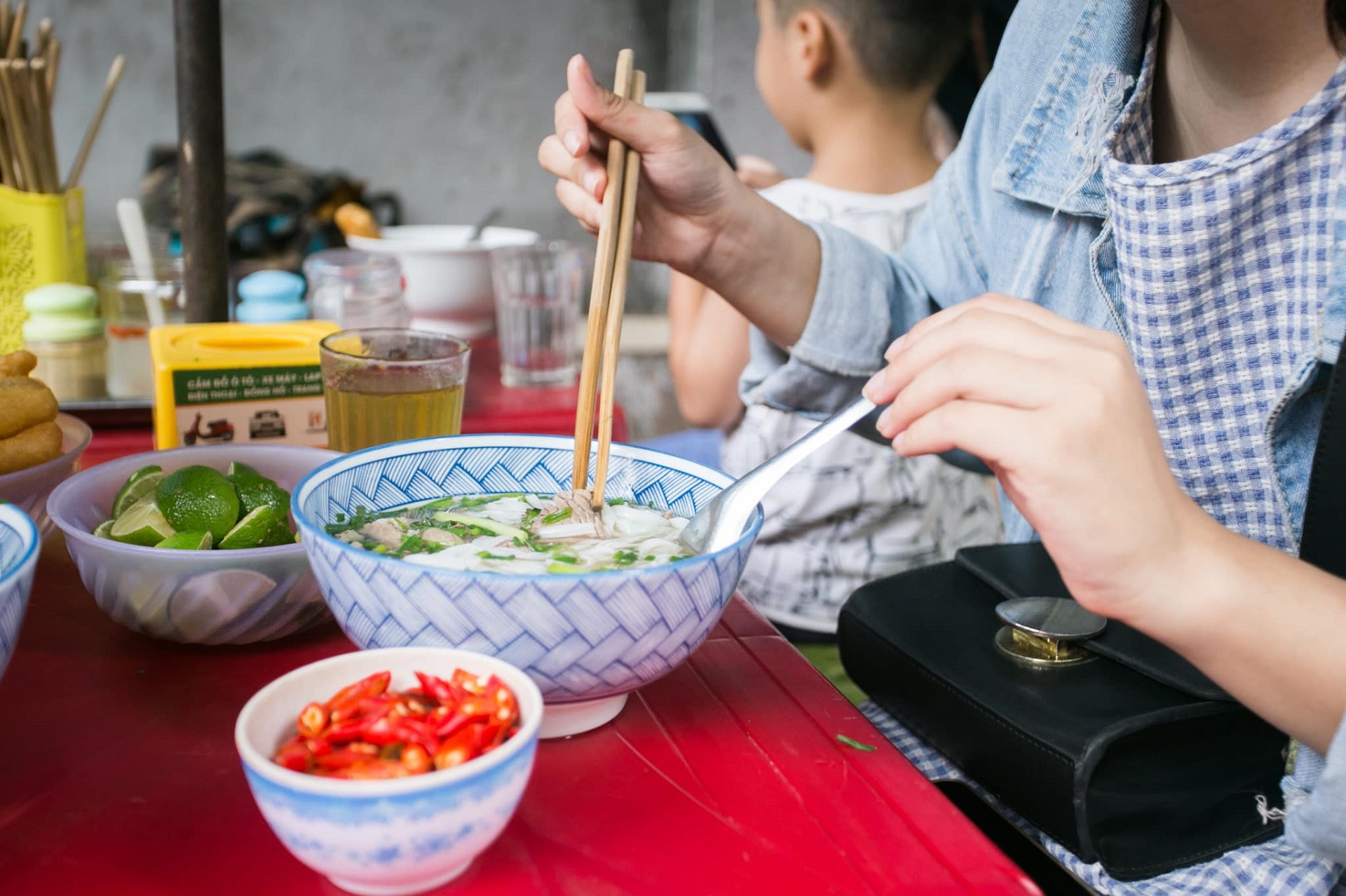 Bản tin sáng 6/2: Tố quán phở Hà Nội, khách bị con gái chủ quán 'mắng té tát'