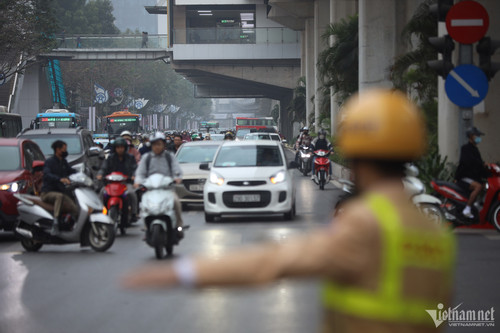 Bản tin trưa 6/2: CSGT Hà Nội căng mình chống ùn tắc giao thông ngày cận Tết