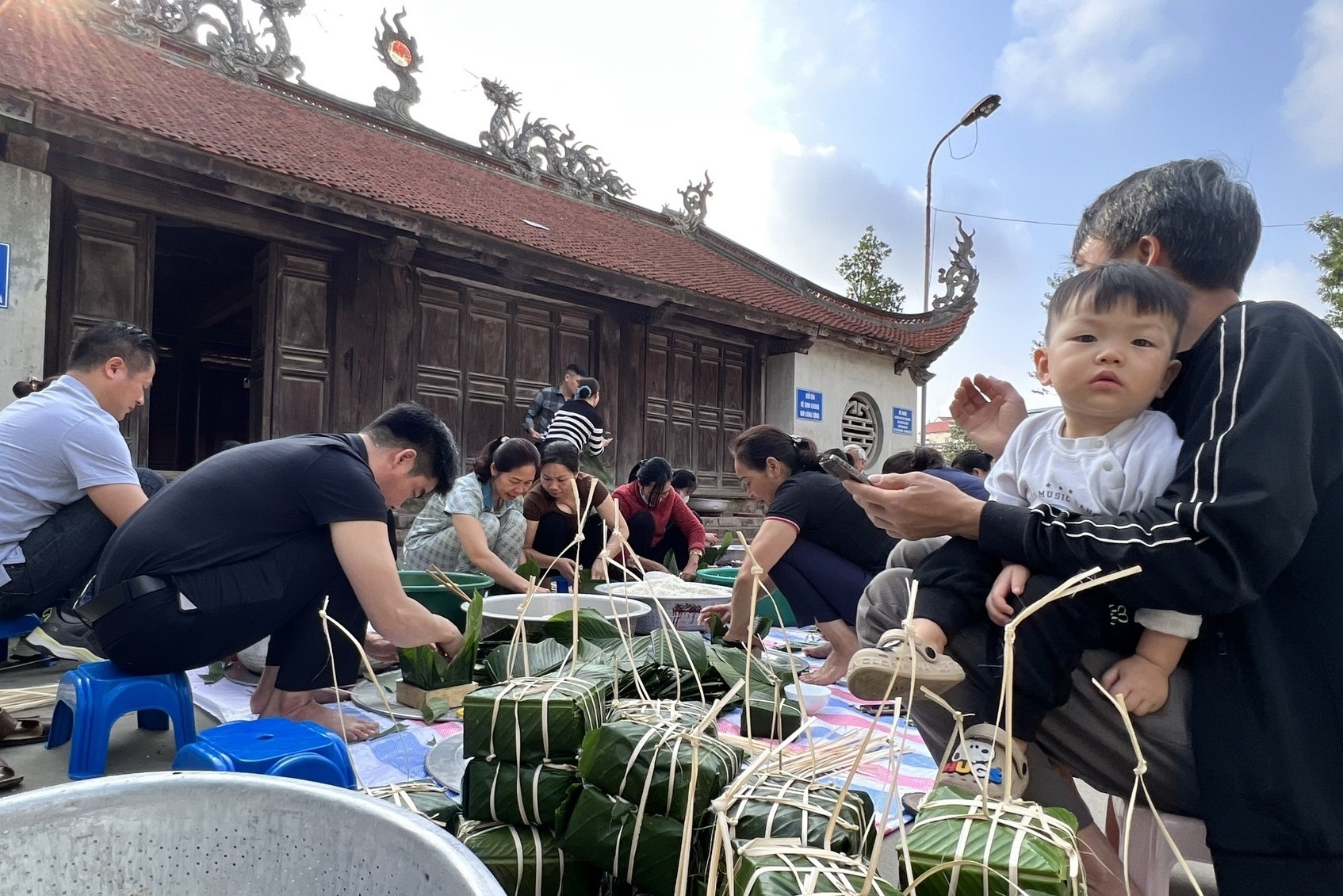 Cả làng 'góp gạo' làm điều cảm động ở sân đình ngày cuối năm