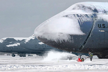Căn cứ không quân lạnh nhất của Mỹ: Tuyết trắng đường băng, máy bay 'đóng đá'