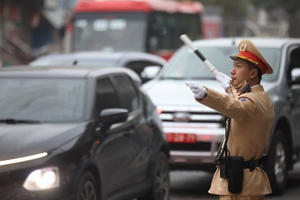 CSGT Hà Nội căng mình chống ùn tắc giao thông ngày cận Tết