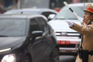 CSGT Hà Nội căng mình chống ùn tắc giao thông ngày cận Tết
