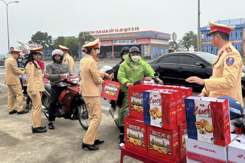 Đang chạy xe, cảnh sát vẫy lại tặng quà Tết, đường gần trăm cây số như ngắn lại