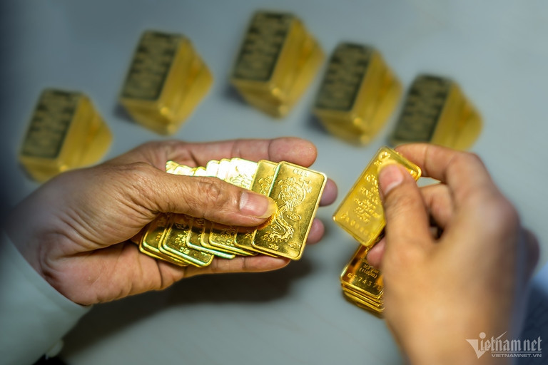 Experts urge mobilization of gold hoarded in people's coffers