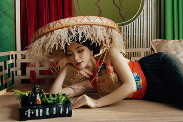 Hòa Minzy thẹn thùng mặc áo yếm 'kén cá chọn canh' trong MV mới