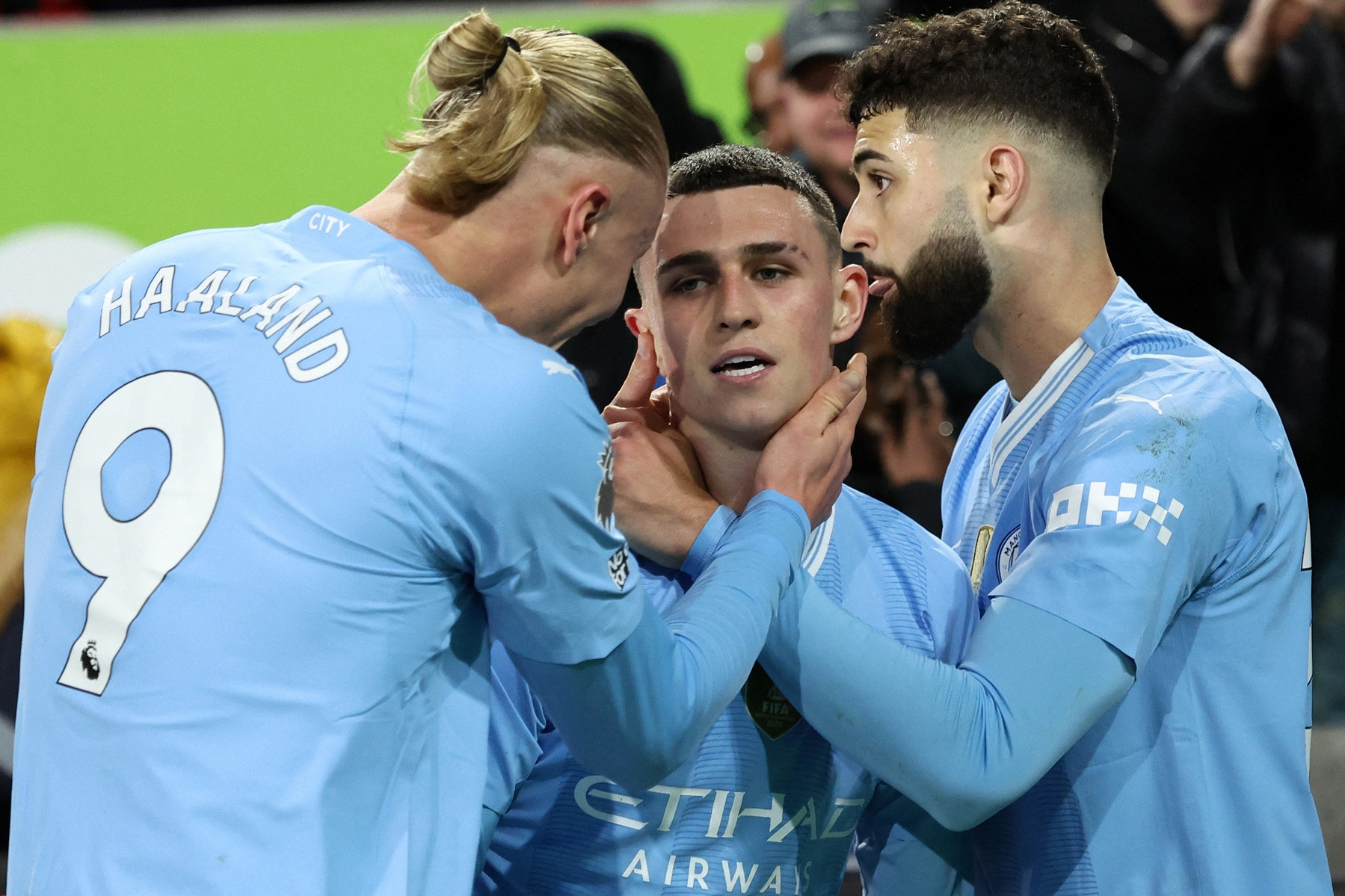 Man City thắng ngược Brentford: Quyền lực nhà vô địch