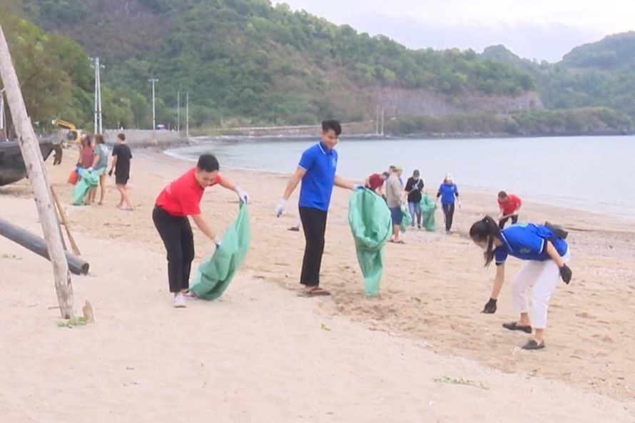 “Ngày chủ nhật xanh” bảo vệ môi trường trên đảo Cát Bà