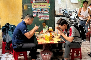 Quán bún cá Thái Bình ngày bán 1000 bát, nằm sâu trong ngõ nhỏ khách vẫn tìm ăn