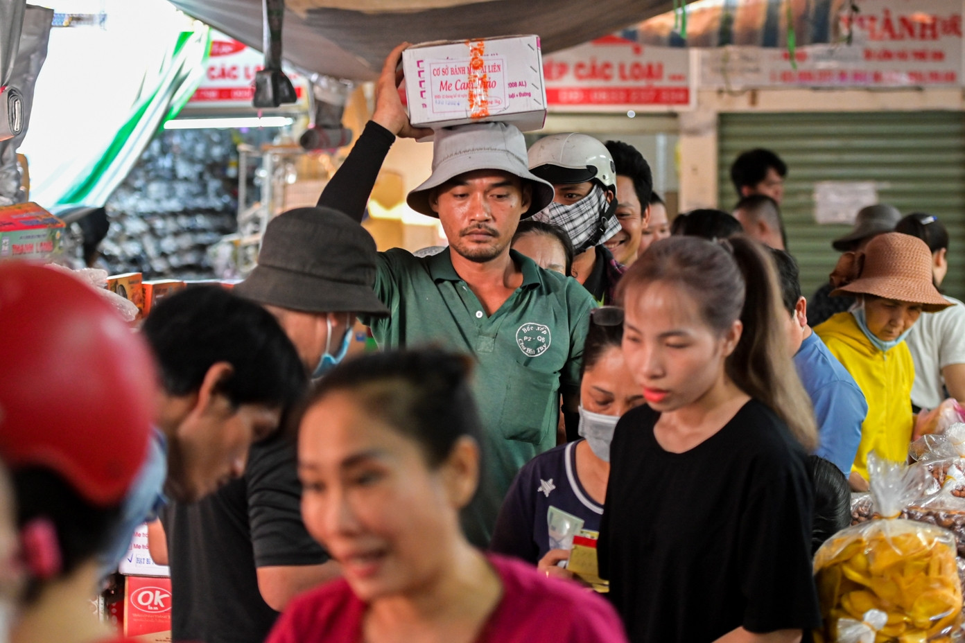 'Thủ phủ bánh kẹo' TP.HCM đông nghẹt người đổ về sắm Tết