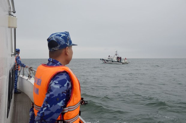 Vietnamese, Chinese coast guard forces hold joint patrol hinh anh 1