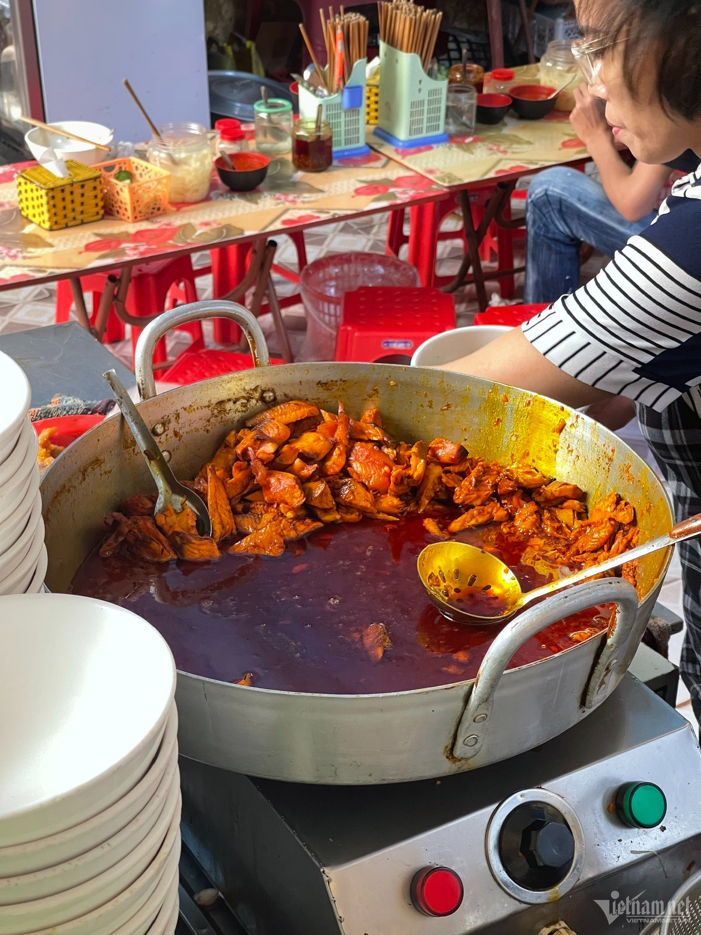View - Quán bún cá Thái Bình ngày bán 1000 bát, nằm sâu trong ngõ nhỏ khách vẫn tìm ăn