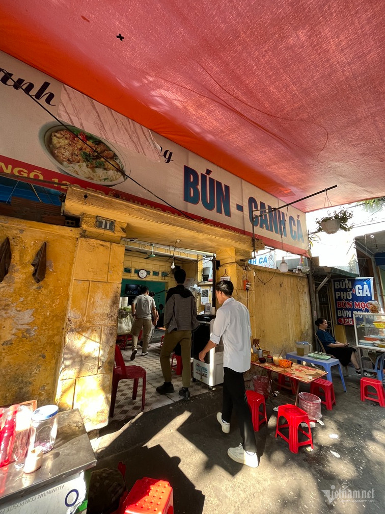 View - Quán bún cá Thái Bình ngày bán 1000 bát, nằm sâu trong ngõ nhỏ khách vẫn tìm ăn