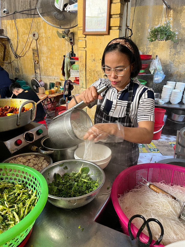 View - Quán bún cá Thái Bình ngày bán 1000 bát, nằm sâu trong ngõ nhỏ khách vẫn tìm ăn