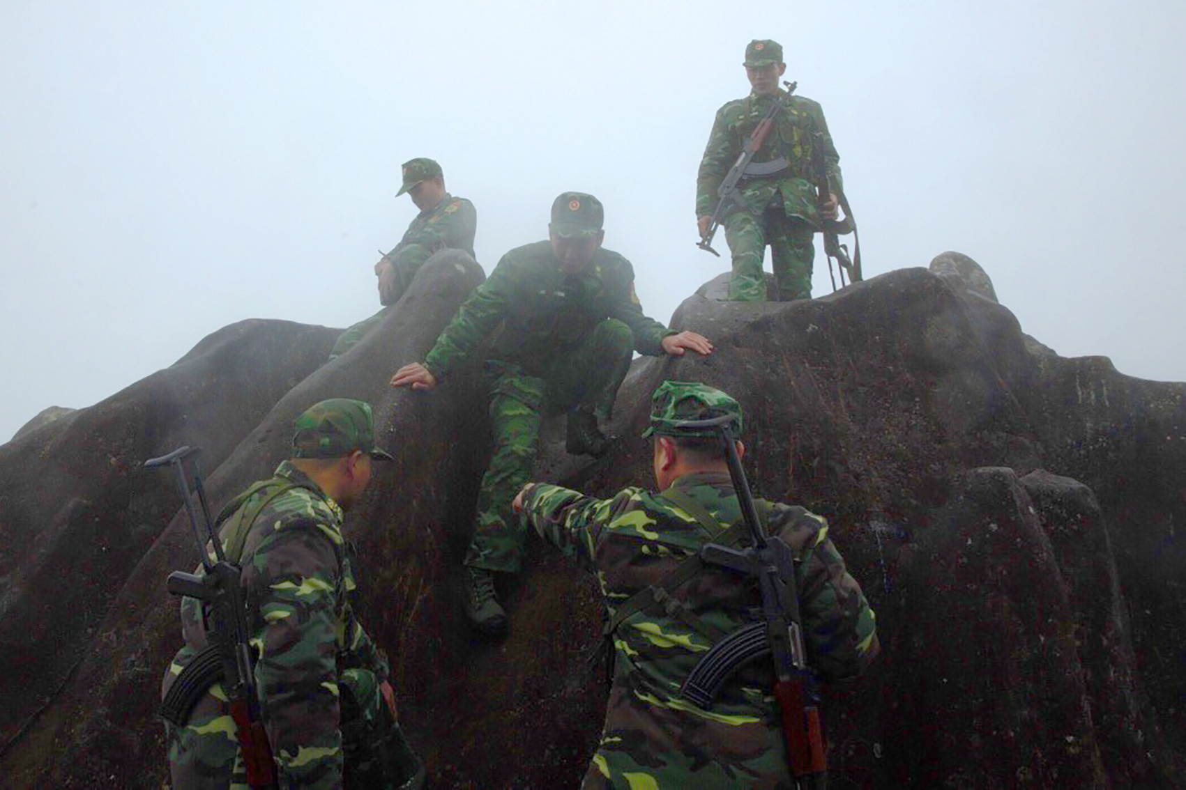 View - Tết Nguyên đán sớm nơi biên viễn: Chiến sĩ biên phòng hát Then, gói bánh chưng