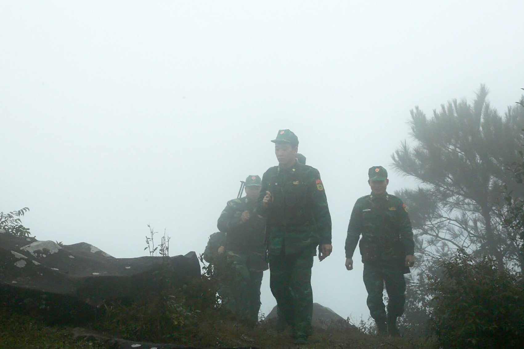 View - Tết Nguyên đán sớm nơi biên viễn: Chiến sĩ biên phòng hát Then, gói bánh chưng