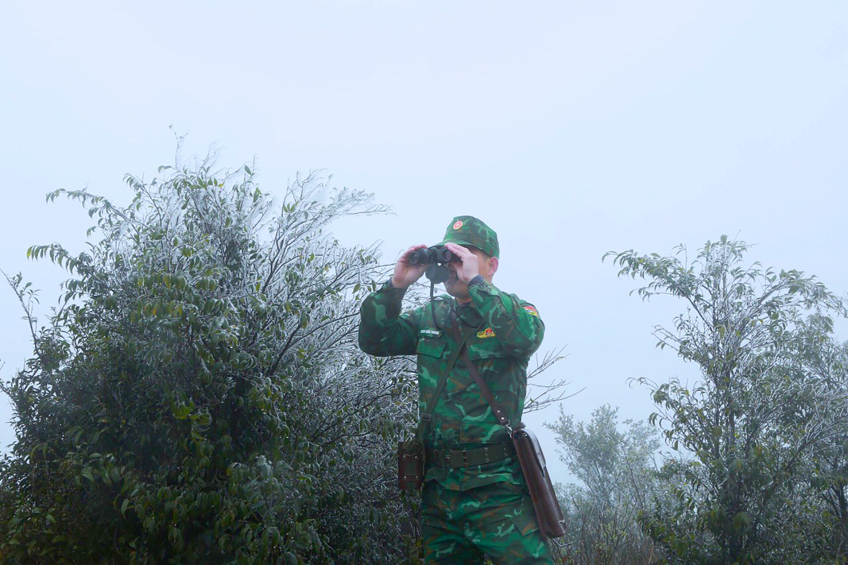 View - Tết Nguyên đán sớm nơi biên viễn: Chiến sĩ biên phòng hát Then, gói bánh chưng