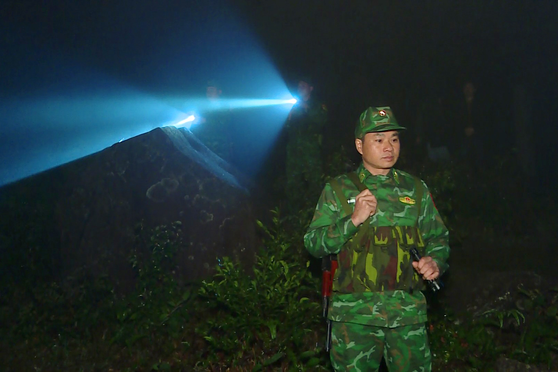 View - Tết Nguyên đán sớm nơi biên viễn: Chiến sĩ biên phòng hát Then, gói bánh chưng