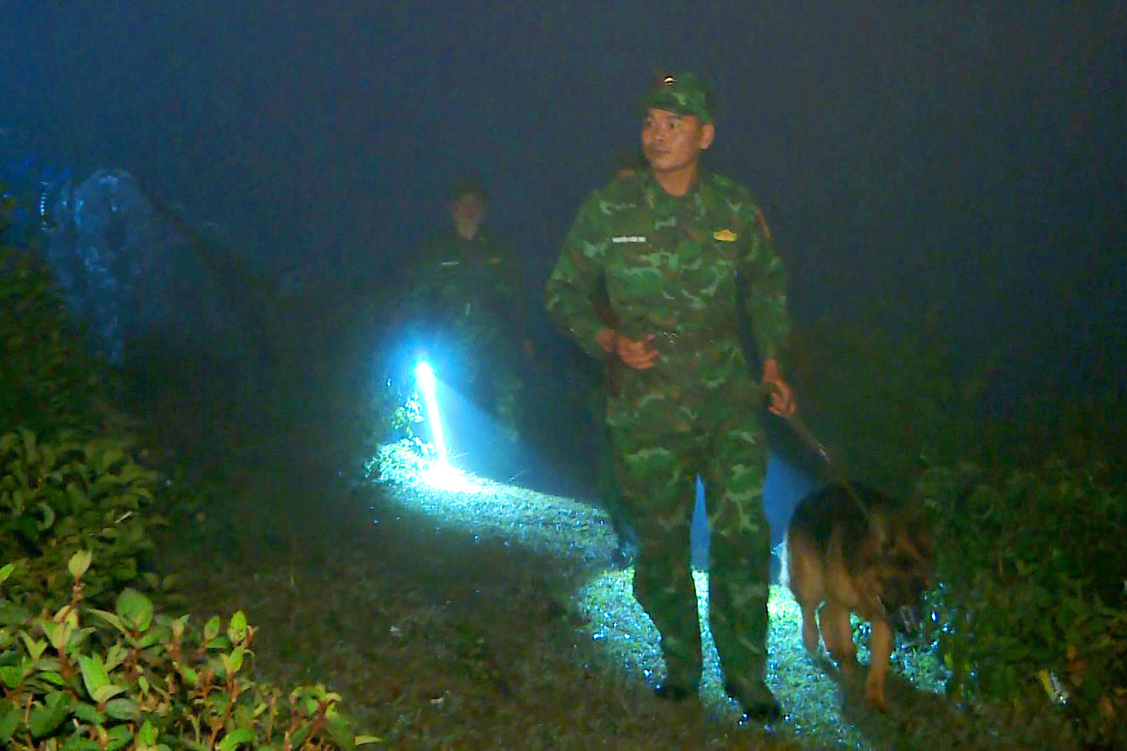 View - Tết Nguyên đán sớm nơi biên viễn: Chiến sĩ biên phòng hát Then, gói bánh chưng