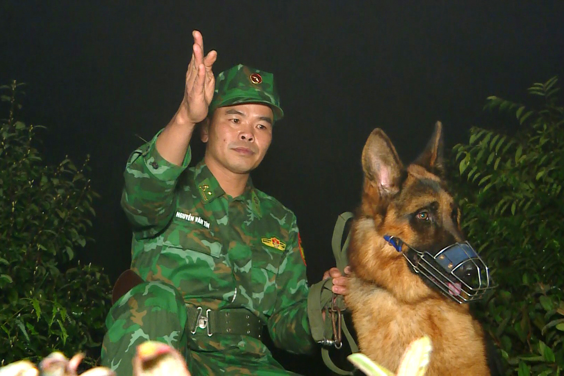 View - Tết Nguyên đán sớm nơi biên viễn: Chiến sĩ biên phòng hát Then, gói bánh chưng