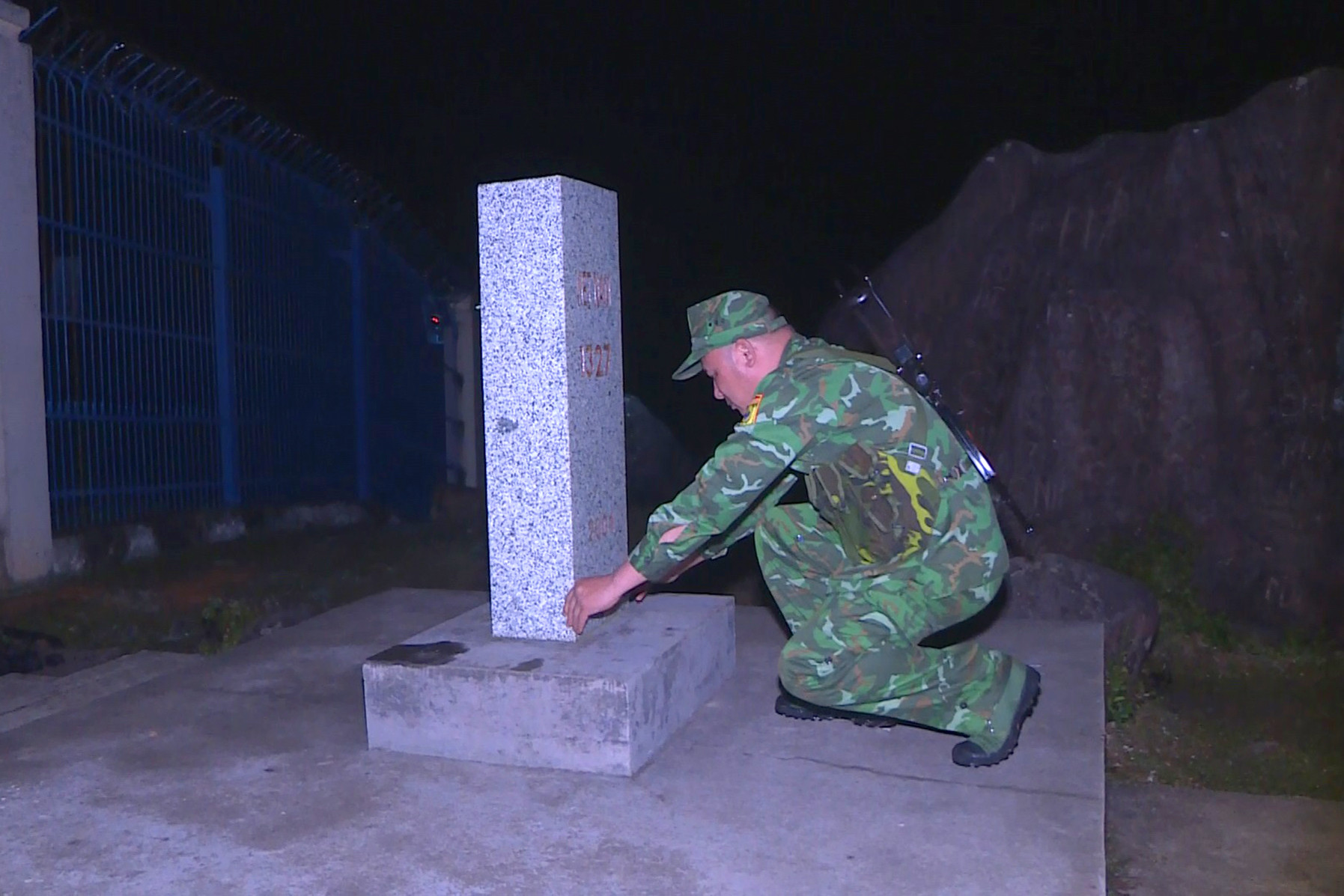 View - Tết Nguyên đán sớm nơi biên viễn: Chiến sĩ biên phòng hát Then, gói bánh chưng