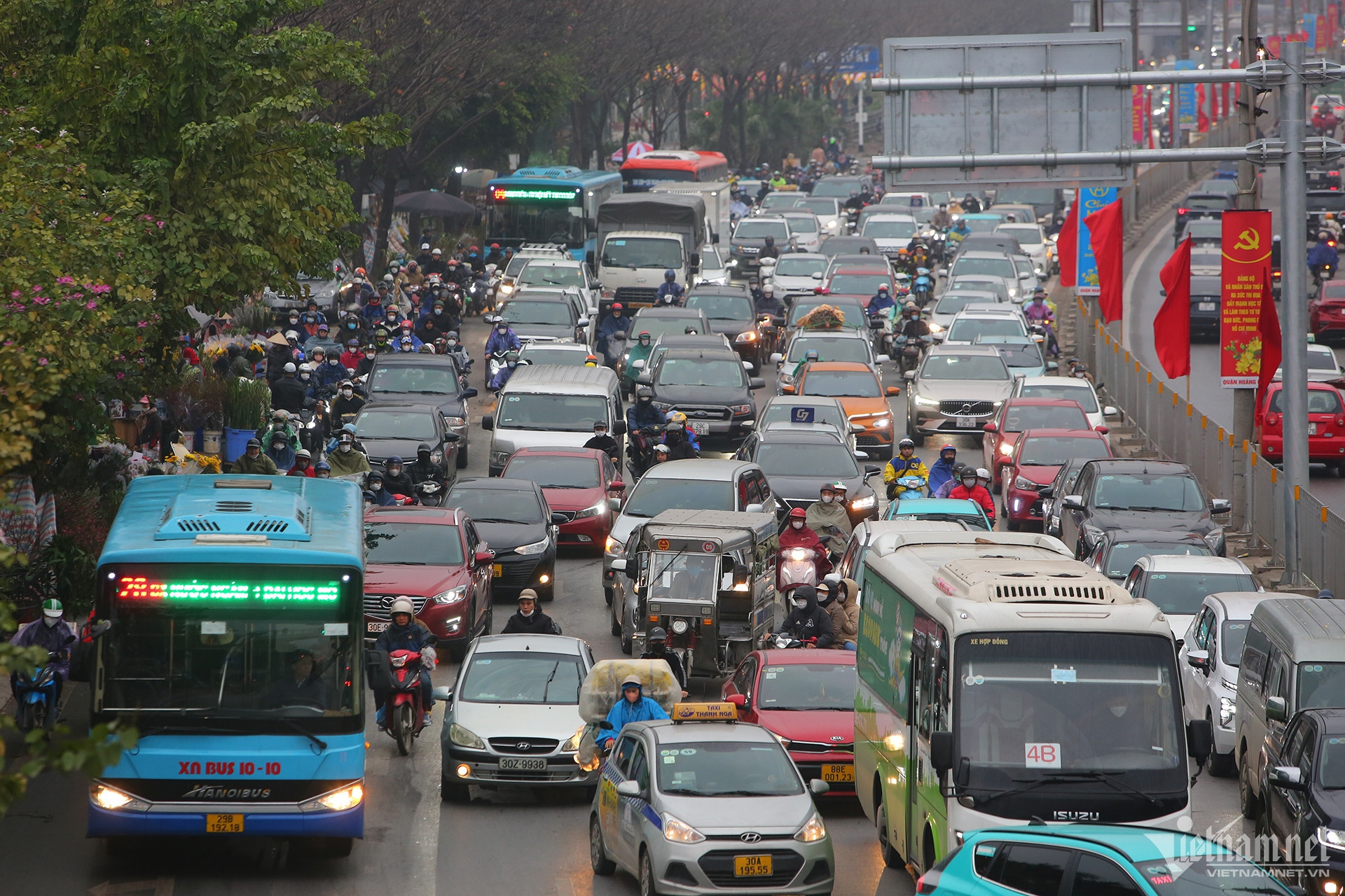 Bản tin trưa 7/2: 28 Tết, ô tô xếp hàng hơn 2km vào cao tốc Pháp Vân - Cầu Giẽ