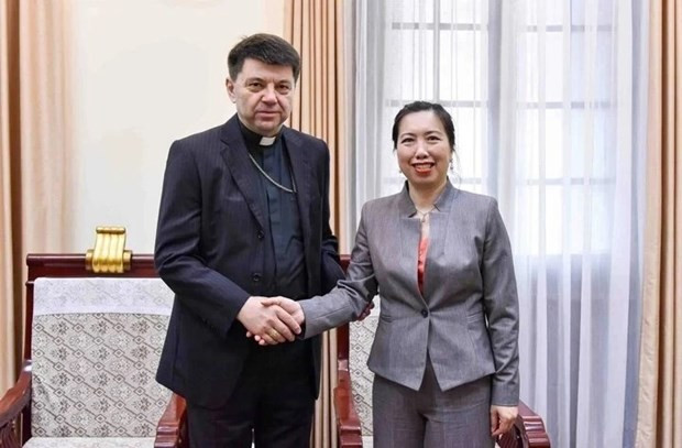 Deputy Foreign Minister hosts first Resident Papal Representative in Vietnam hinh anh 1