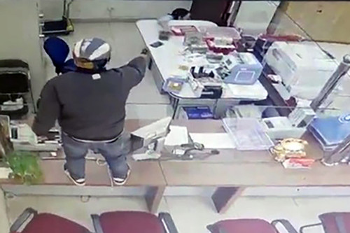 Đối tượng cầm súng xông vào cướp ngân hàng ở Lâm Đồng