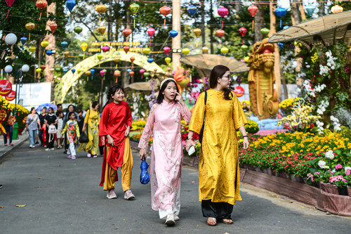 Du khách nô nức dự hội hoa xuân Tao Đàn, check-in 'rễ cây khô' giá 7,9 tỷ đồng