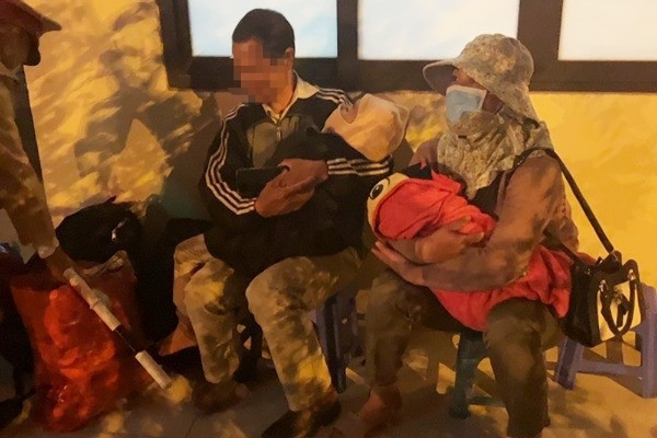 Gia đình lạc đường khi về quê ăn Tết được CSGT bố trí chỗ ăn nghỉ