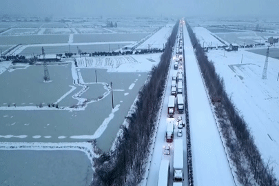 Hơn 4.000 phương tiện kẹt cứng trên cao tốc do mưa tuyết