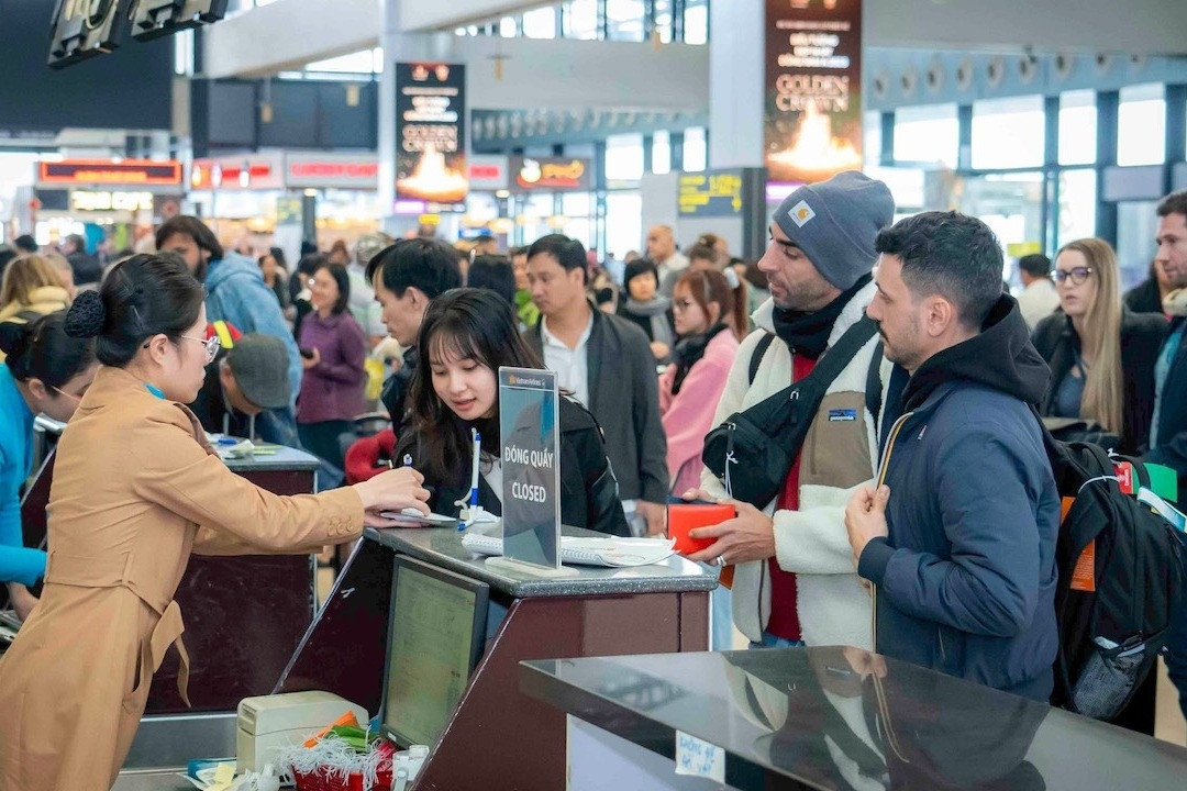 Lượng hành khách tăng vọt, sân bay Nội Bài phân luồng chống ùn tắc