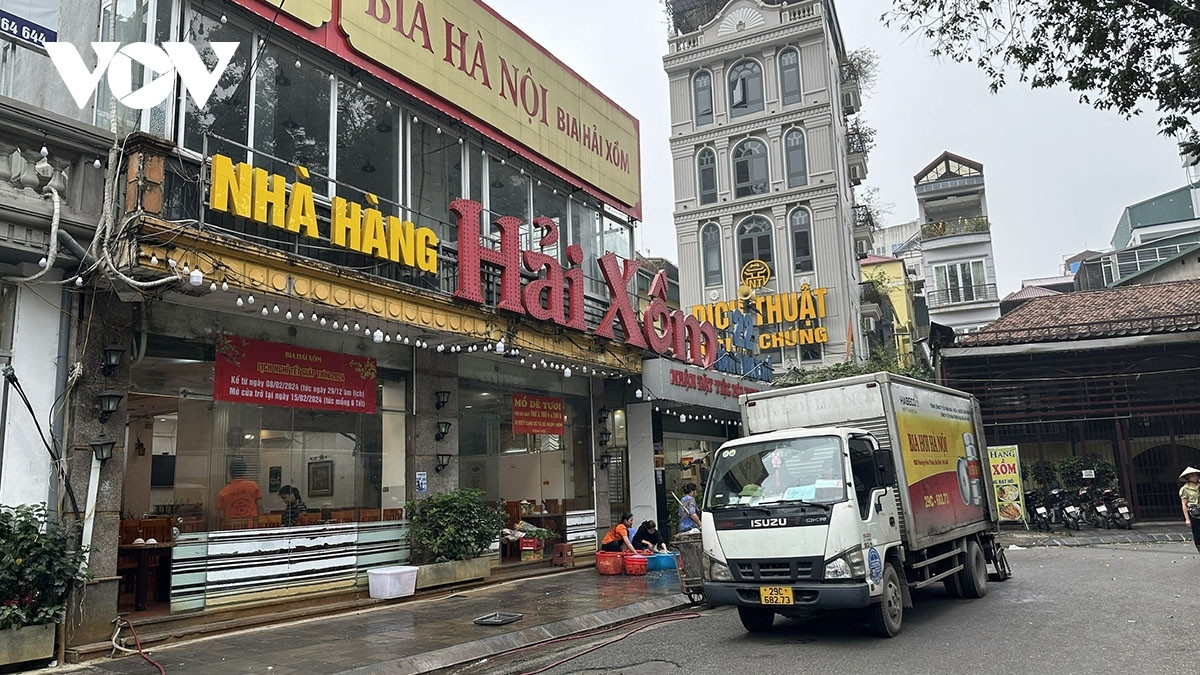 many shops and restaurants close for tet picture 1