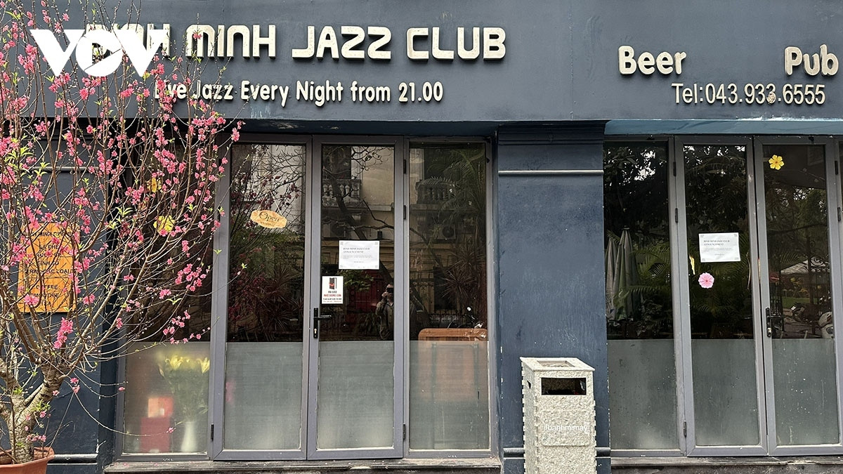 many shops and restaurants close for tet picture 7