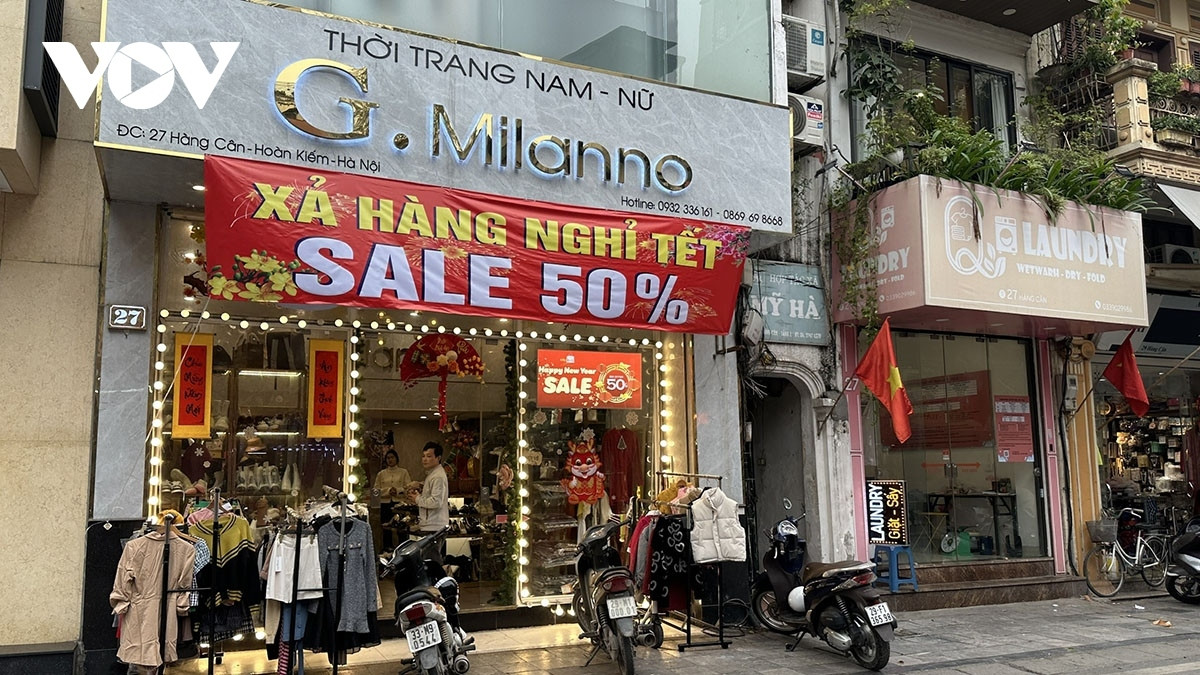 many shops and restaurants close for tet picture 11