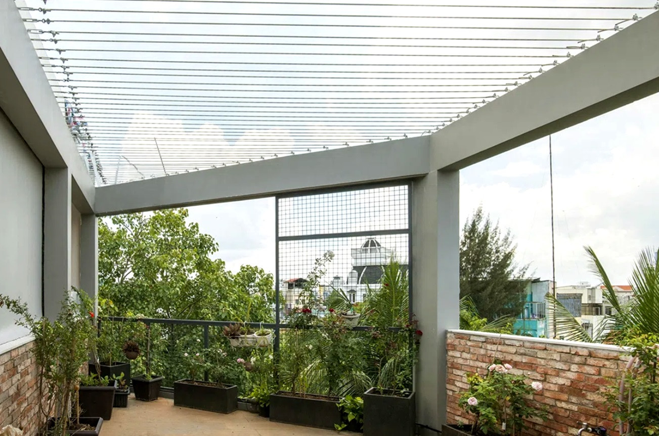 Sân thượng được thiết kế như một khu vườn với các loại cây cảnh và dây leo đa dạng. Hệ thống tưới tự động được sử dụng để giảm thiểu thời gian chăm sóc.