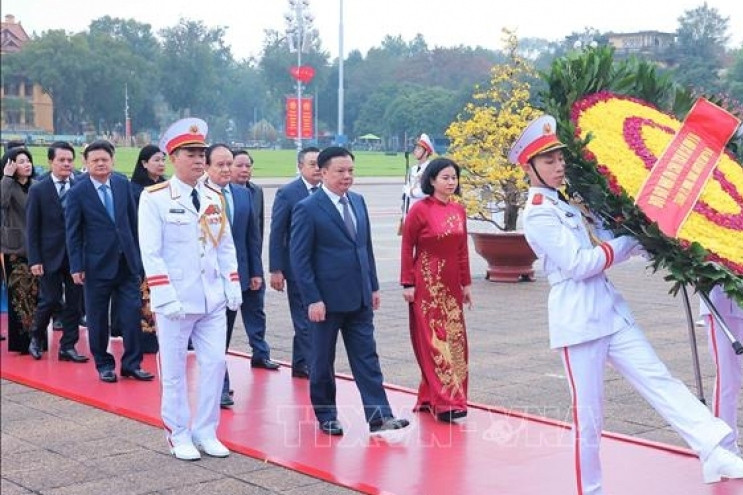 Party and State leaders pay tribute to President Ho Chi Minh ahead of Tet