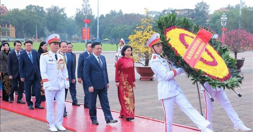 Party and State leaders pay tribute to President Ho Chi Minh ahead of Tet