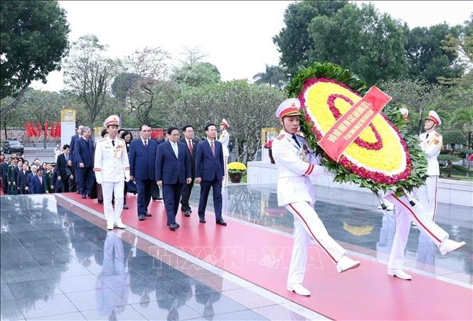 Party and State leaders pay tribute to President Ho Chi Minh ahead of Tet