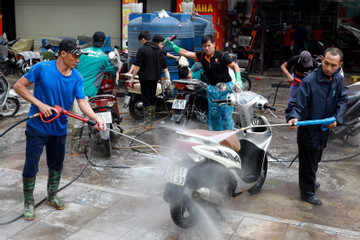 Hàng rửa xe 10.000 đồng lạ lẫm ngày cận Tết, khách tới nườm nượp