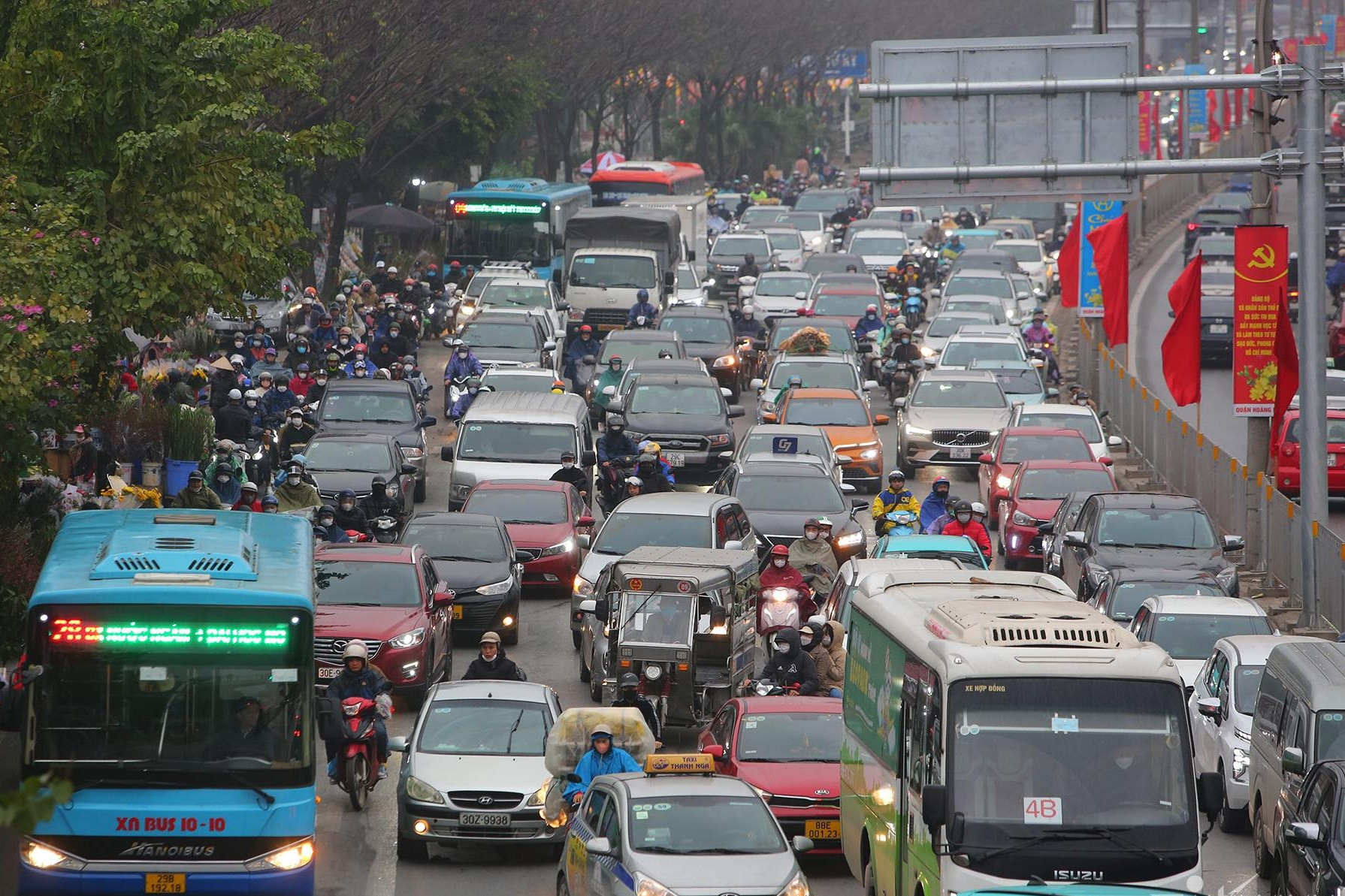 Sáng 28 Tết, dòng ô tô xếp hàng hơn 2km để vào cao tốc Pháp Vân - Cầu Giẽ