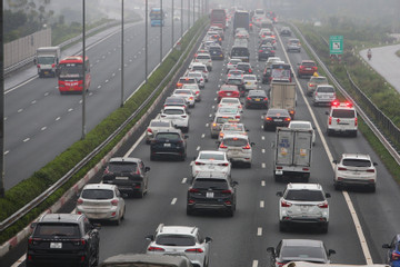 Sáng 28 Tết, ô tô xếp hàng dài hơn 2km để vào cao tốc Pháp Vân - Cầu Giẽ