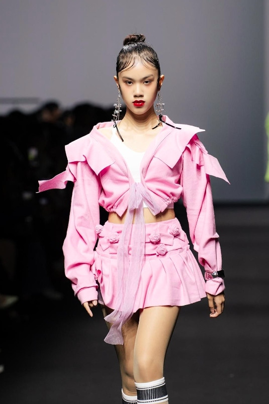 Vietnamese teen models hit catwalk for international fashion week