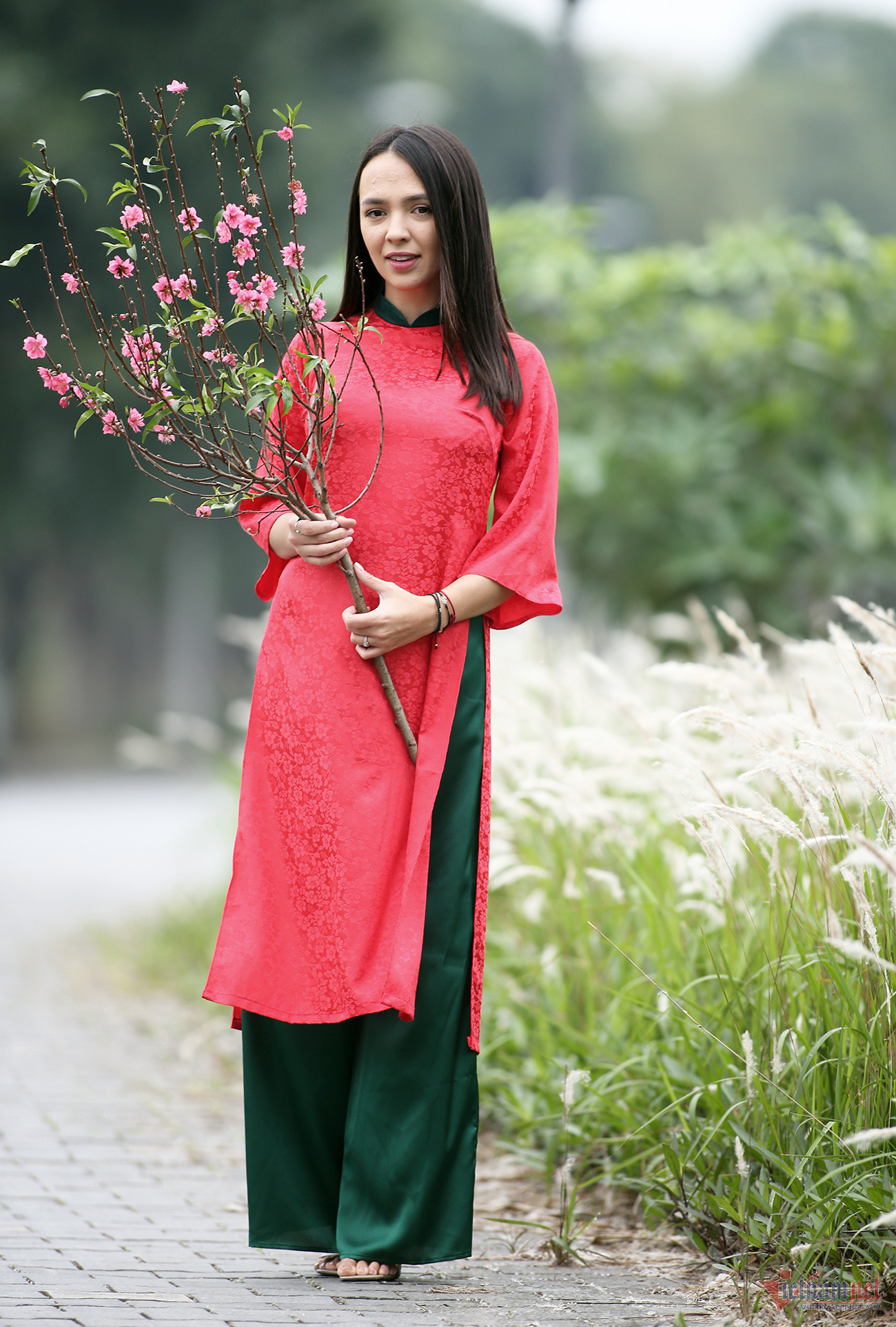 Aneta Nguyễn duyên dáng với áo dài Việt Nam.