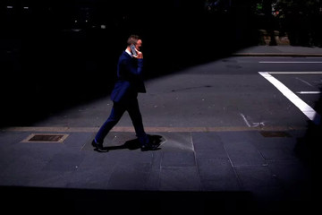 Australia sắp ban hành luật cho phép người lao động từ chối cuộc gọi của sếp