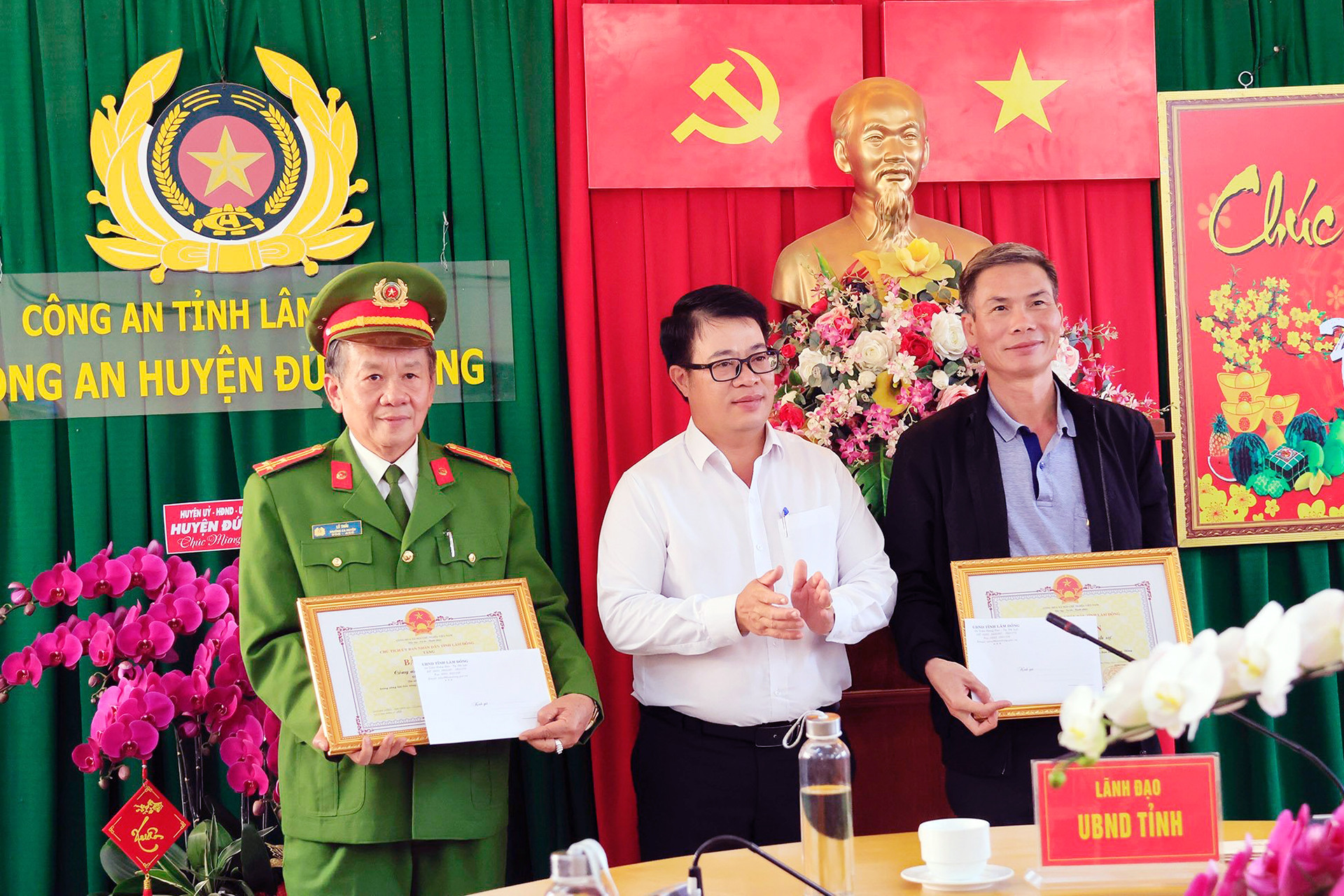 cong an duc trong 1.jpg