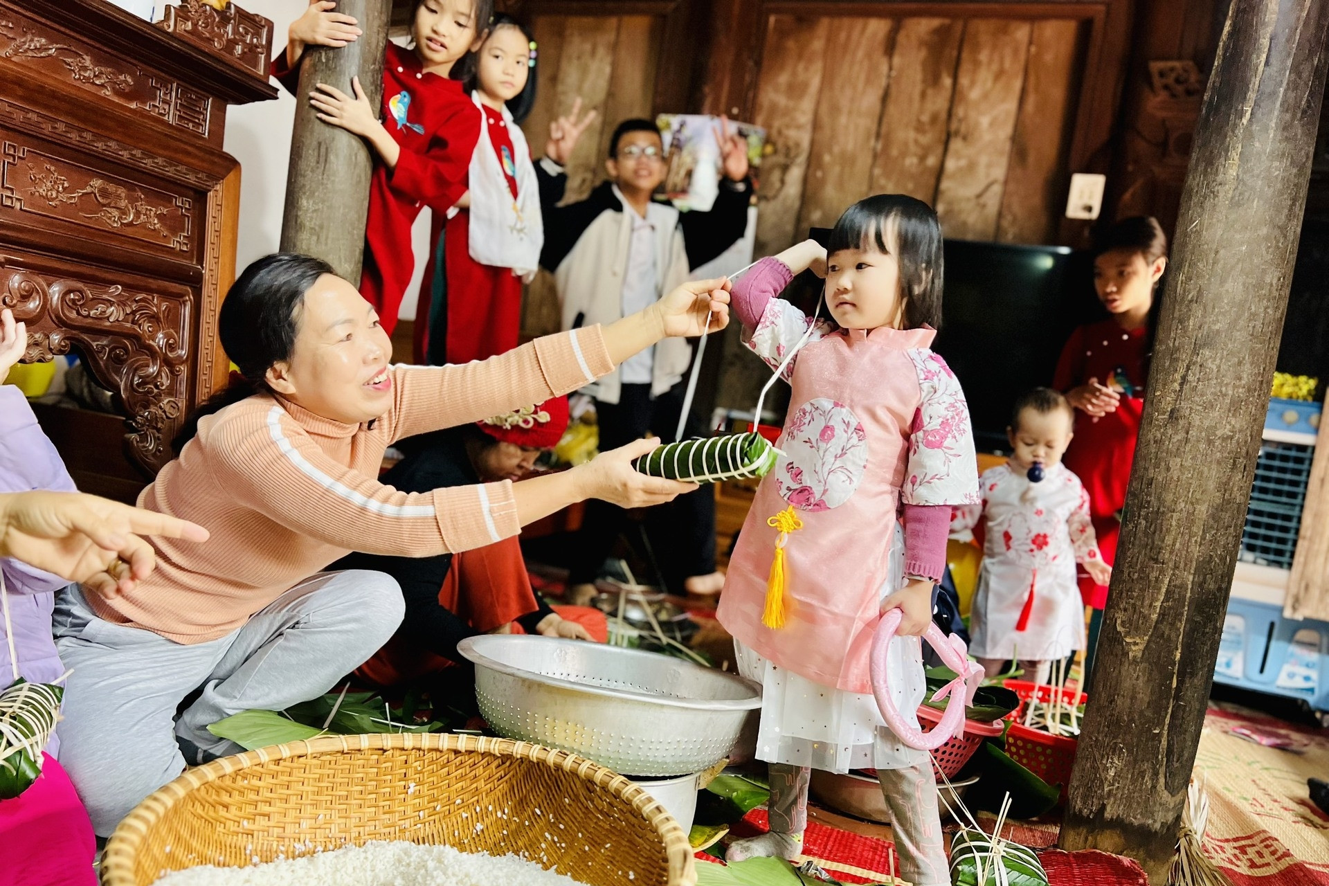 Đại gia đình gói bánh chưng ở nhà cổ trăm tuổi: Ưu tiên bánh 'đeo cổ' cho trẻ