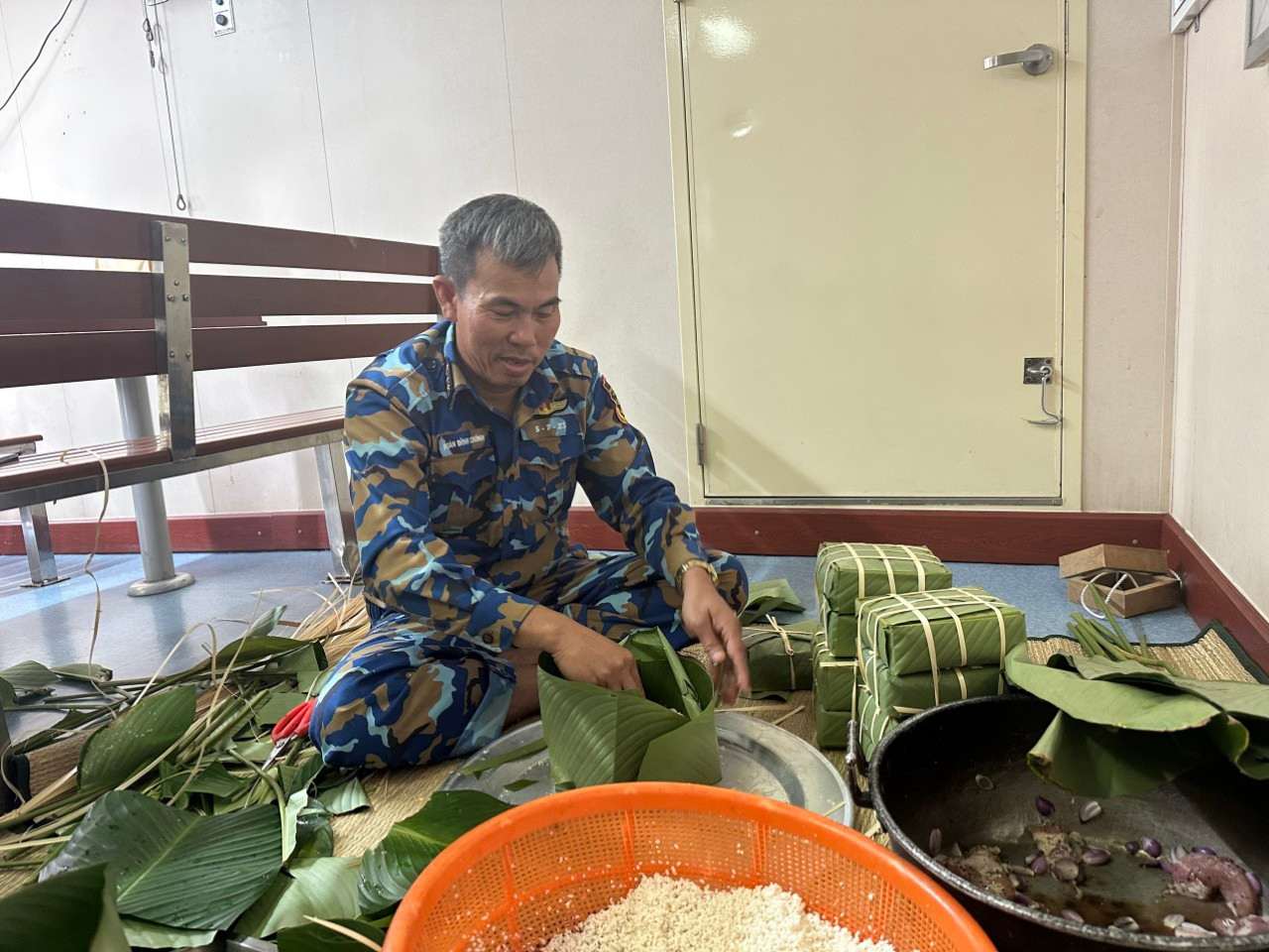 Xuân về giữa biển khơi, tàu Trường Sa rộn ràng đón Tết img 1065.jpg
