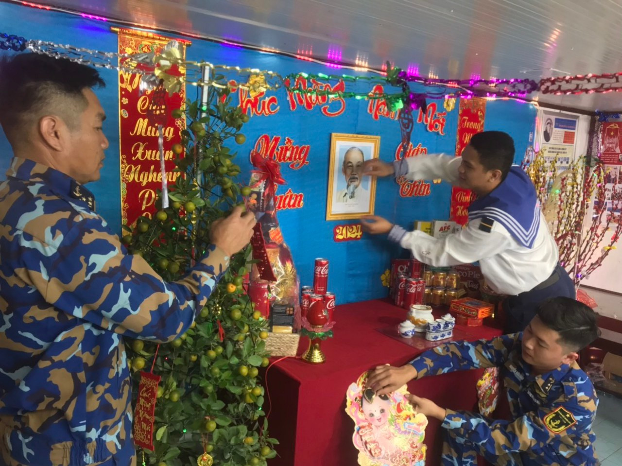 Xuân về giữa biển khơi, tàu Trường Sa rộn ràng đón Tết img 1067.jpg