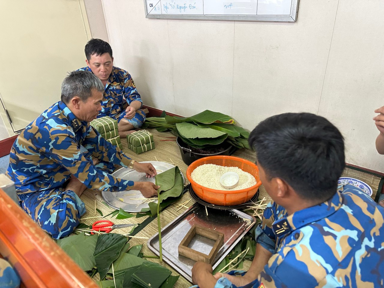 Xuân về giữa biển khơi, tàu Trường Sa rộn ràng đón Tết img 1075.jpg