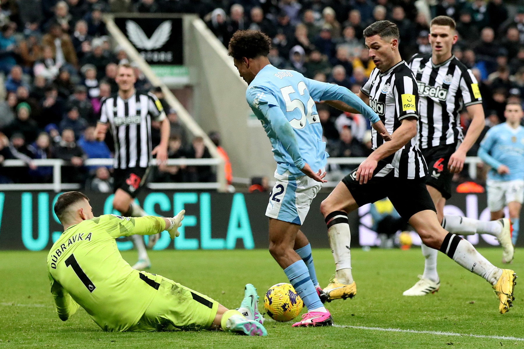 oscar bobb newcastle man city.jpg